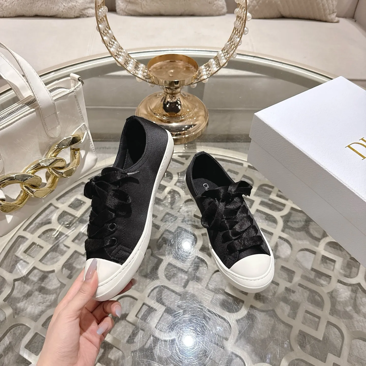 👟👟Ex-factory price 520👟👟 DIOR Dior's 2025 latest lucky satin casual shoes thin-soled shoes. Many celebrity Internet celebrities planted Chanristian Dior logo buckles. The designer really understands the needs of girls in summer. This new product Lucky thin-soled shoes are as cute as her name. The thin sole + shallow mouth design makes the whole pair of shoes very light and easy to wear. Fabric: Satin with wide satin laces of the same color. They are so beautiful that they are speechless in the sun. The soft shoe body looks like stepping on clouds with socks and culottes. It is windy and lazy when walking. It gives you the "effortless" elegance when you take a shot. Outsole: Original molded TPU outsole Size: 35-41 (41 is custom-made and cannot be returned or exchanged)